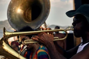 Trompettiste jouant dans une fanfare de jazz
