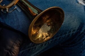 découvrez tout sur la trompette : histoire, techniques de jeu, astuces pour débutants et conseils d’experts pour maîtriser cet instrument emblématique de la musique classique et jazz.