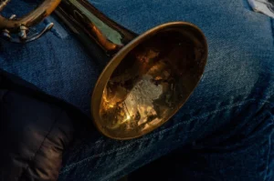découvrez tout sur la trompette : histoire, techniques de jeu, astuces pour débutants et conseils d’experts pour maîtriser cet instrument emblématique de la musique classique et jazz.