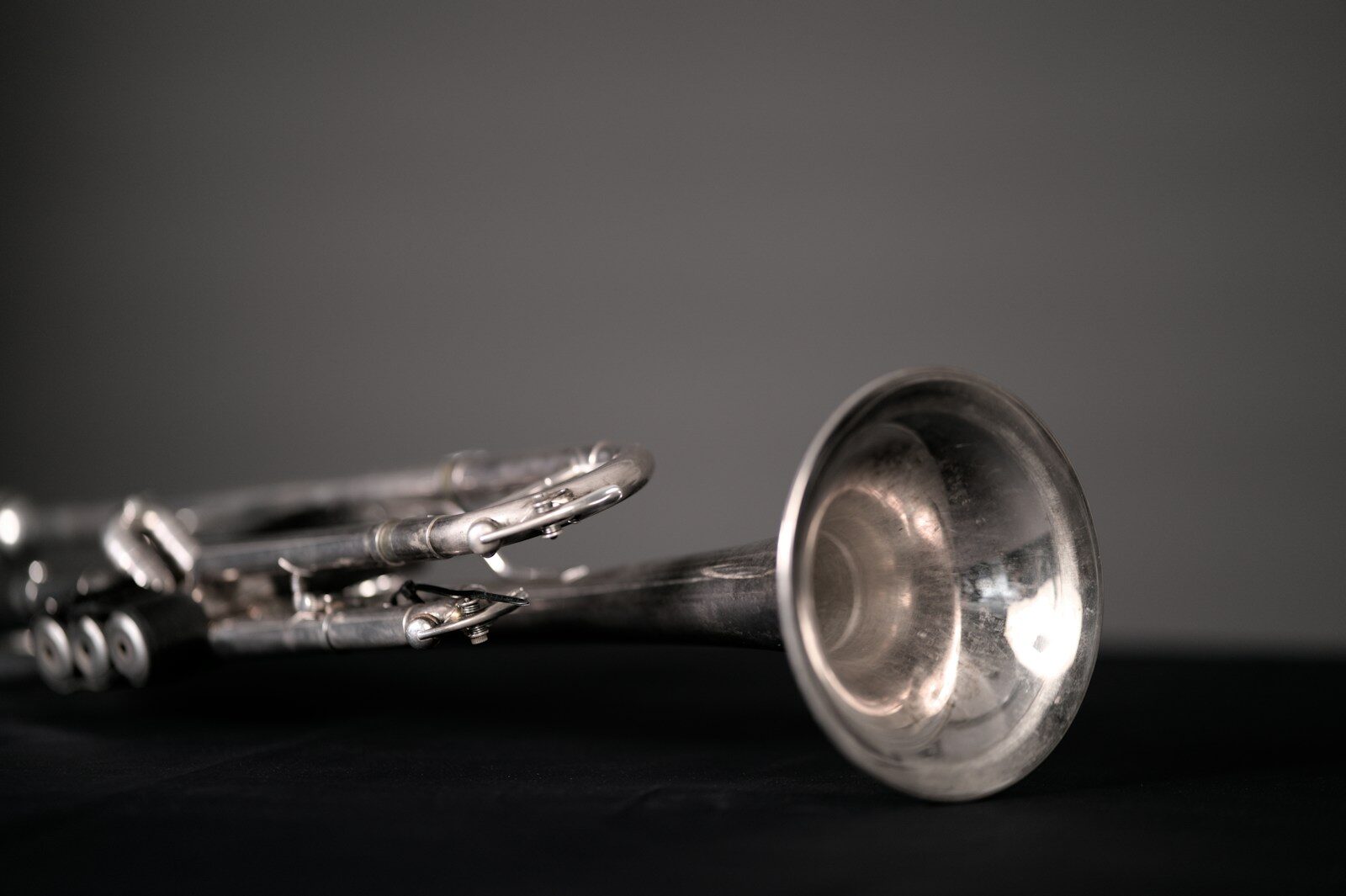 Gros plan sur une embouchure de trompette