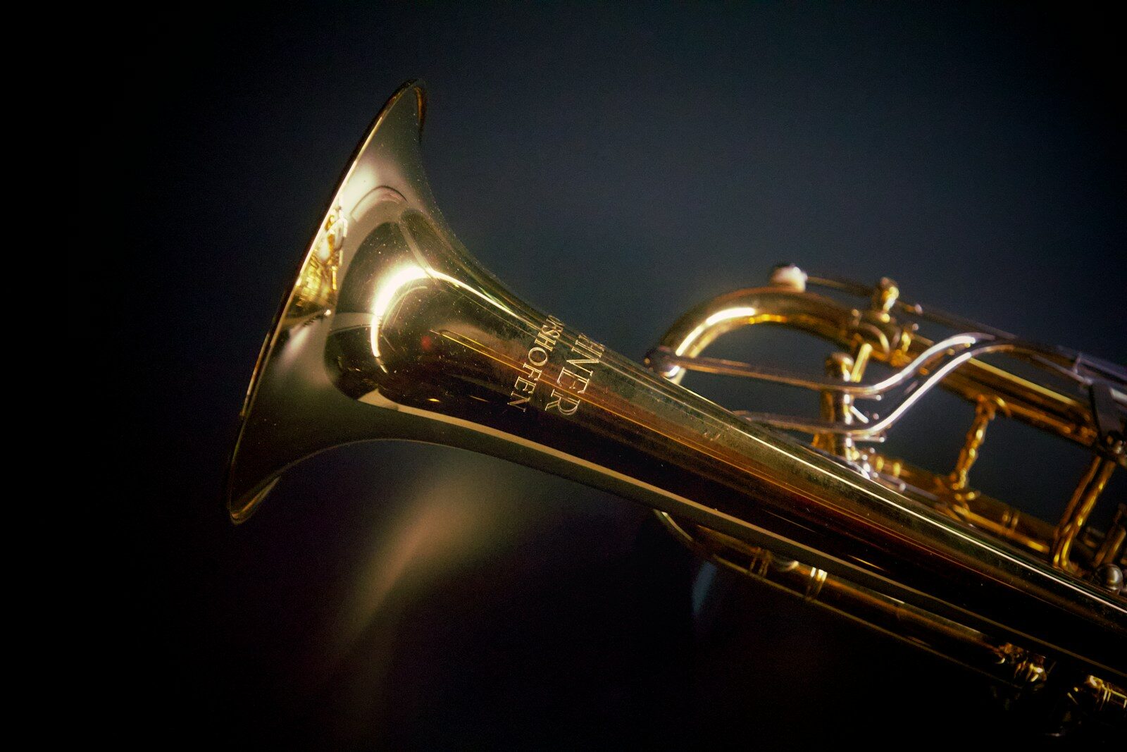 Trompette classique dorée