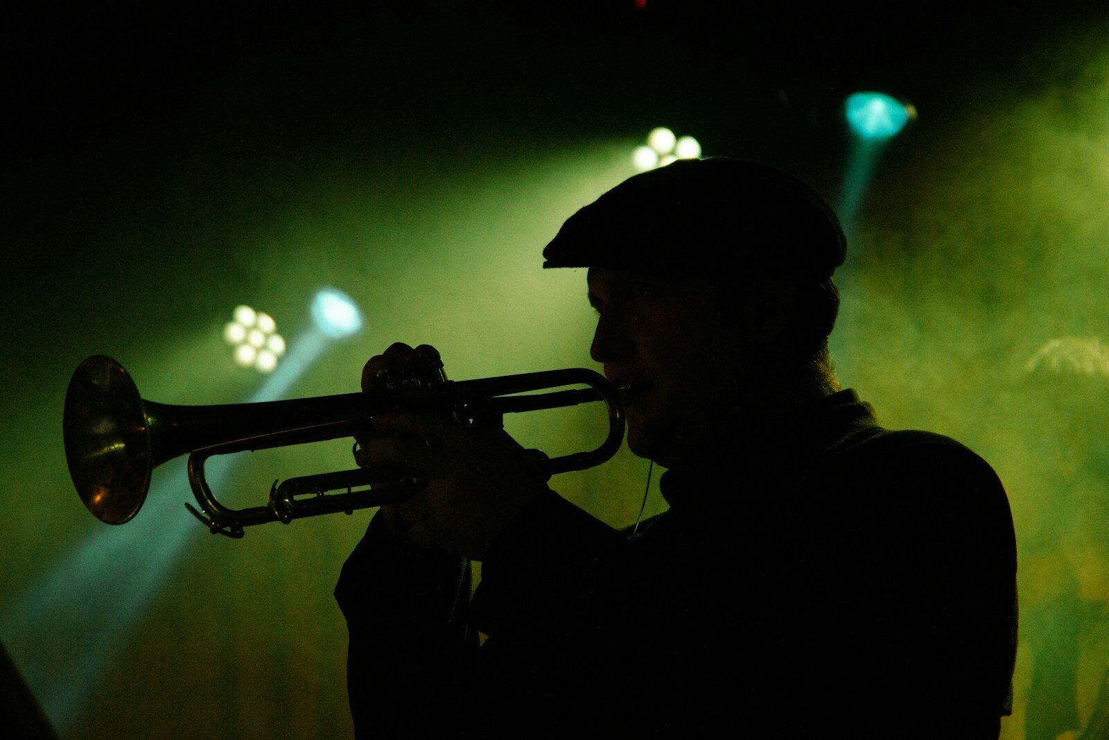 Trompettiste de jazz sur scène