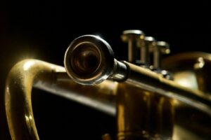 Gros plan sur le pavillon doré d'une trompette de jazz