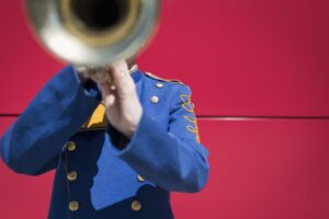 Trompette et trombone en cuivre sur fond bleu